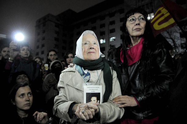 Organizan un abrazo colectivo a Nora Cortiñas, titular de Madres de Plaza de Mayo