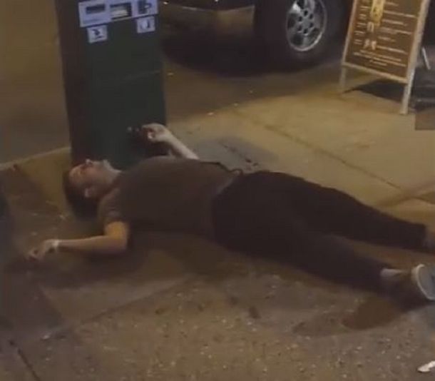 VIDEO: De una piña, patovica dejó inconsciente a un joven