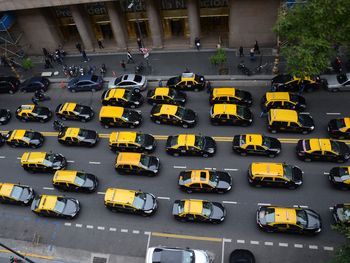 Taxis en el centro porteño