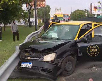 Fuerte choque entre un taxi y un auto en avenida Lugones dejó tres heridos
