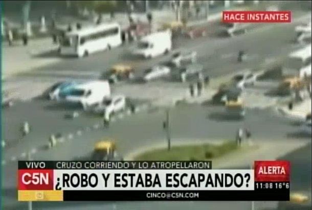 VIDEO: Cruzó corriendo en rojo la 9 de Julio y lo atropellaron