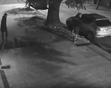 Insólito robo en La Plata: dejó su auto en la calle y se llevaron el techo