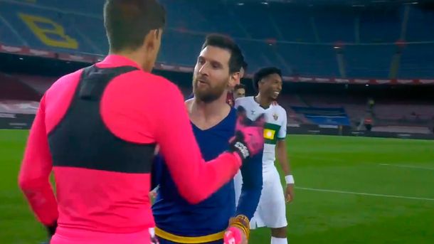 El insólito momento que vivió Messi al cambiar la camiseta con el arquero del Elche