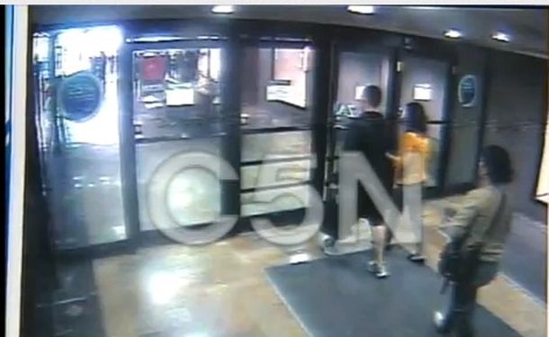 El asaltante que obligó a hacer shopping a su rehén tenía libertad condicional