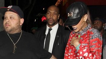 una estrella de la musica que marca tendencia con sus labios oscuros una estrella de la musica que marca tendencia con sus labios oscuros