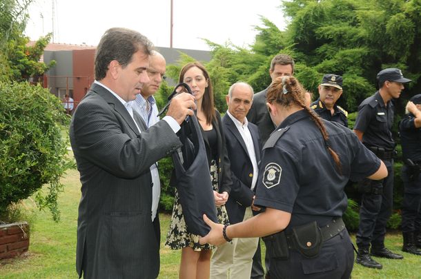 Vidal y Ritondo entregaron chalecos antibalas a policías de Lanús