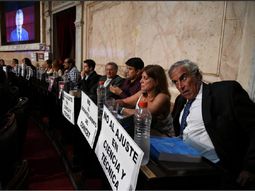 Los carteles con los que recibieron a Macri en el Congreso Los carteles con los que recibieron a Macri en el Congreso