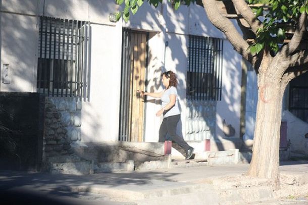 Un hombre que estaba golpeando a su ex pareja quedó detenido luego que la hija de la mujer le pidiera ayuda. Foto: diario Uno.