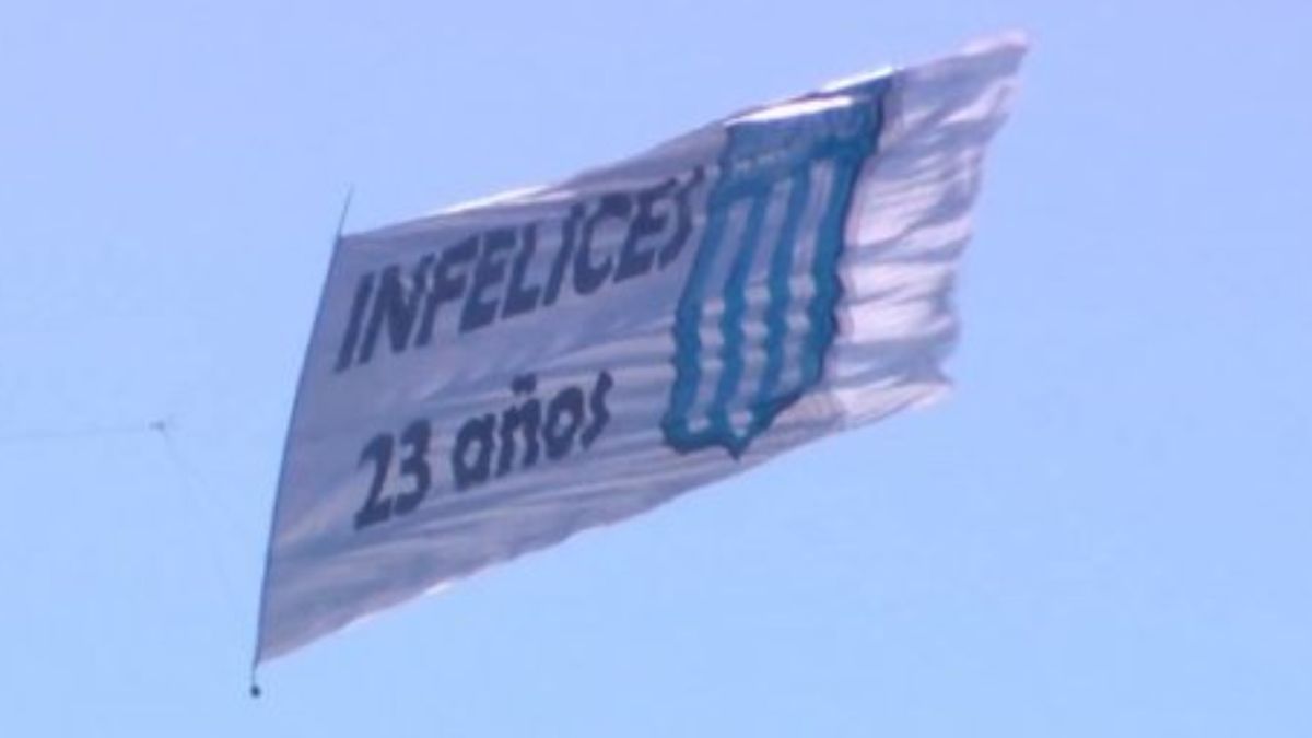 Infelices 23: sobrevoló un dron con una bandera de Racing para cargar a ...