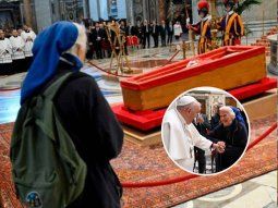 Quién es la monja que rompió el protocolo y lloró frente al féretro del Papa