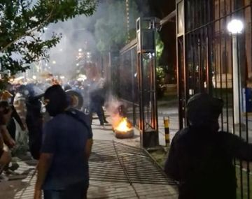 Reclamo salarial de la Policía de Jujuy derivó en incidentes frente a la Casa de Gobierno