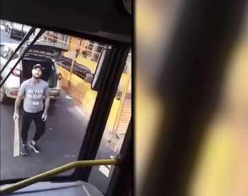 Un conductor sacó un palo y atacó a un colectivero 