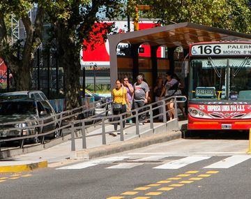 Dos ladrones asaltaron a 25 pasajeros en Moreno: hay 8 líneas de colectivo de paro