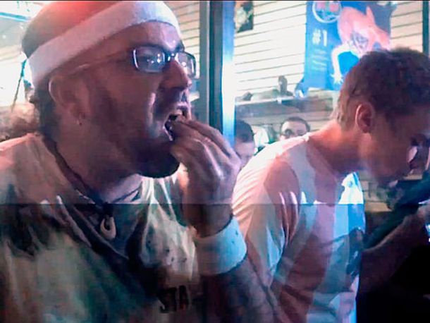 Muere después de ganar un concurso de comer cucarachas