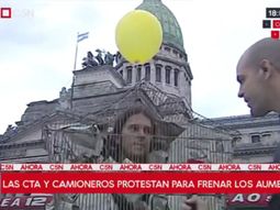 El hombre jaula se sumó a la marcha de las antorchas hacia el Congreso
