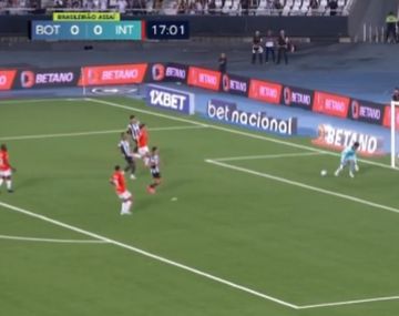 El insólito blooper del arquero de Botafogo en la victoria ante Inter