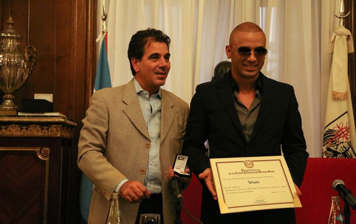 Distinguen como huésped de honor a Wisin