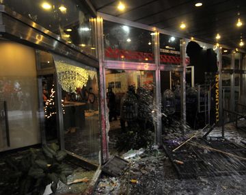 Destrozos en la Casa de Tucumán: 18 policías heridos y un detenido