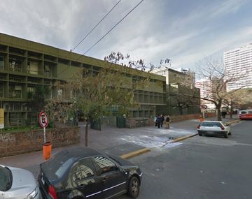 Estudiantes toman 3 colegios secundarios