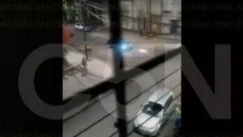 Arrojaron a una mujer de un auto en movimiento Arrojaron a una mujer de un auto en movimiento