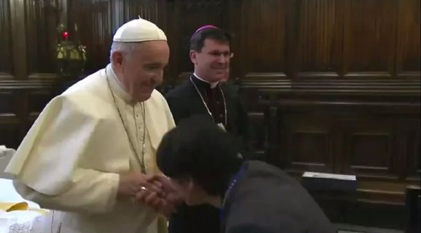 VIDEO: La particular reacción del papa Francisco cuando le quieren besar el anillo