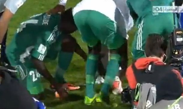 Increíble: los rivales de Ronaldinho lo saquearon en la cancha