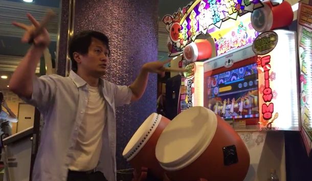 El Messi del taiko: mirá la habilidad de un hombre en un salón de videojuegos