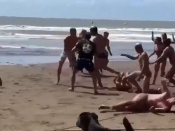 Video: batalla campal entre guardavidas durante una competencia en la playa