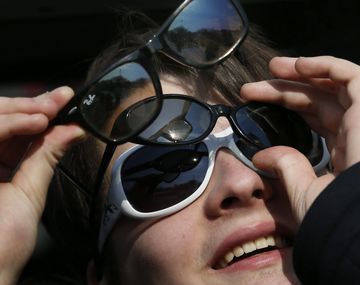 Cómo protegerse para disfrutar del eclipse solar anular sin correr riesgos