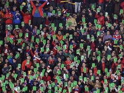 conoce la tarjeta verde que mostraran los hinchas durante los himnos