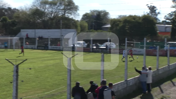 otra vez un paredon: un jugador se golpeo la cabeza durante un partido 
