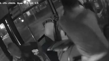 a las pinas con un pasajero: el chofer solto el volante y el colectivo avanzo sin control por el metrobus a las pinas con un pasajero: el chofer solto el volante y el colectivo avanzo sin control por el metrobus