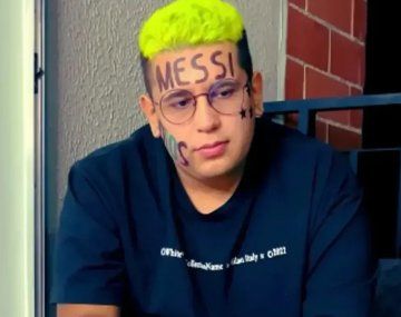 Video: el influencer se tatuó Messi en la frente se arrepintió