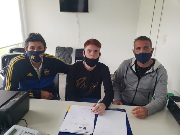 Un juvenil de 16 años firmó su primer contrato con Boca