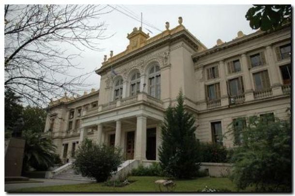 Empleados tomaron el Ministerio de Educación bonaerense