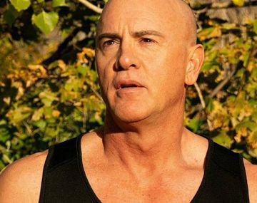 Un gurú de la reconversión sexual para gays salió del clóset y dejó a su mujer