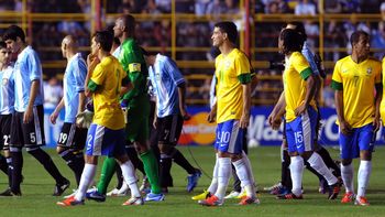 papelon: argentina-brasil se suspendio por falta de luz papelon: argentina-brasil se suspendio por falta de luz