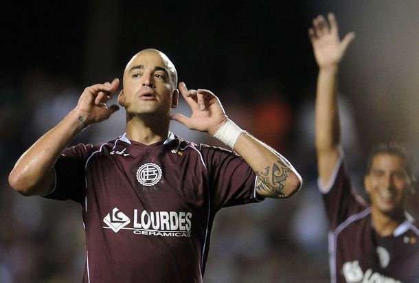 Silva no fue a concentrar y Lanús lo suspendió 30 días sin goce de sueldo