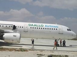 un avion de pasajeros aterrizo de emergencia con un agujero en el costado un avion de pasajeros aterrizo de emergencia con un agujero en el costado