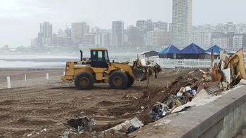 Los efectivos tiraron abajo los puestos con topadoras durante la madrugada. Los efectivos tiraron abajo los puestos con topadoras durante la madrugada.