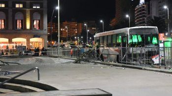 Un colectivo se subió a la vereda y atropelló a varias personas en Mar del Plata Un colectivo se subió a la vereda y atropelló a varias personas en Mar del Plata
