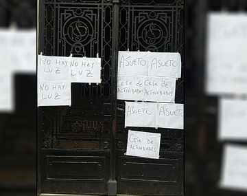 Con estos carteles dictaron asueto hasta que se reestablezcan los servicios y condiciones dignas