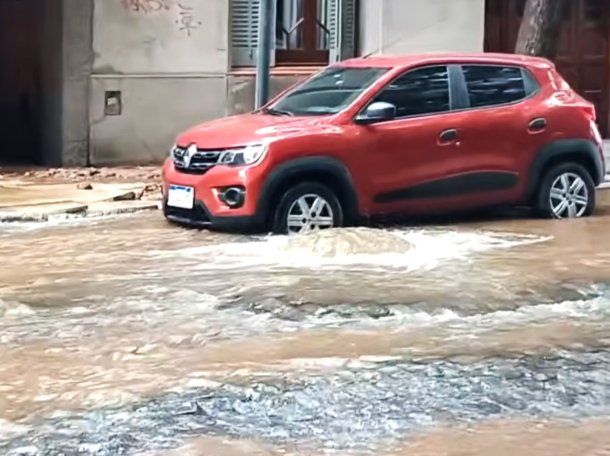 Inundación en Las Cañitas: la rotura de un caño maestro generó caos en Navidad