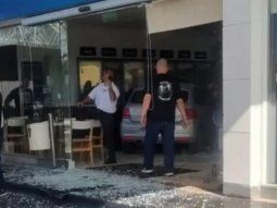 Video: se incrustó en una estación de servicio por esquivar a una moto