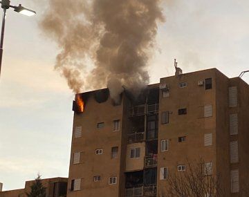 Impresionante incendio destruyó el último piso de un edificio