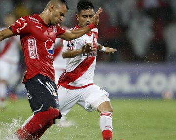 River enfrentó al DIM en Colombia bajo una lluvia torrencial