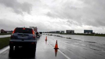 Otro micro quedó atrapado en medio de la inundación: hay casi 40 chicos varados