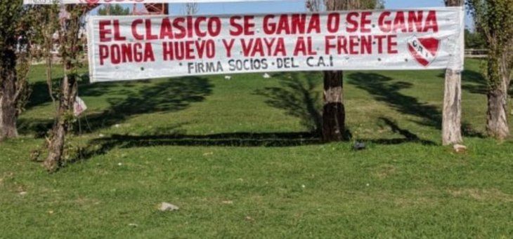 Independiente: los hinchas presionaron a los jugadores con una bandera