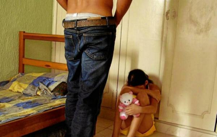 Llegó cuando estaban por violar a su hija