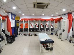 El vestuario de River en La Boca estaba decorado con banderas del Millonario